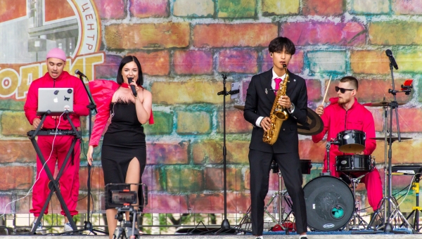 11 августа в рамках проекта "Живая музыка" на площадке перед КДЦ "Подвиг" прошёл очередной концерт под открытым небом. 