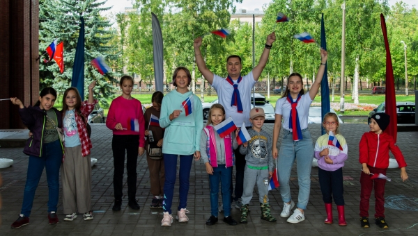 22 августа на площадке перед КДЦ "Подвиг" прошла праздничная программа "Гордо реет флаг России"!