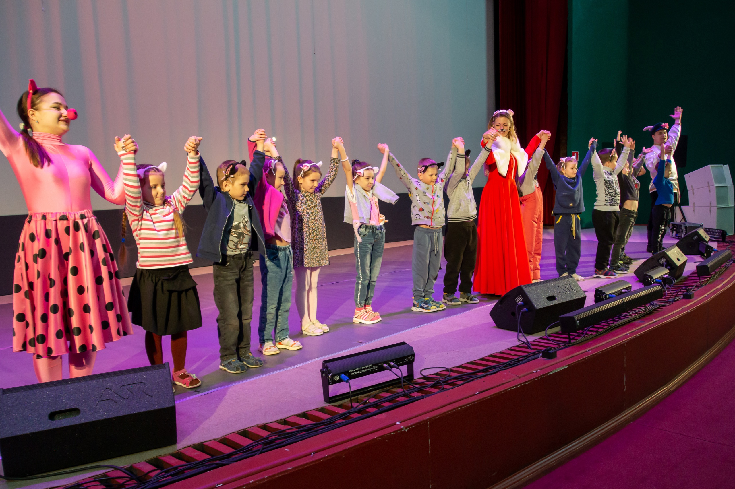 17 апреля в КДЦ «Подвиг» прошло мероприятие «В гостях у сказки» для воспитанников детских садов №6 и №58 Колпинского района.